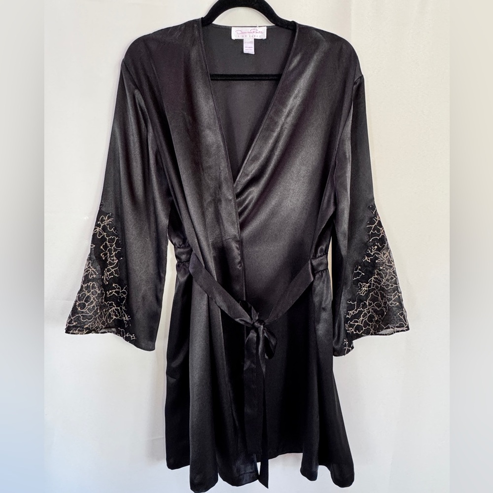 Oscar de la Renta Black Satin Robe with Lace Sleeves